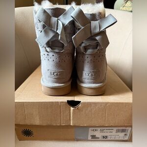 UGG Women's Dae Sunshine Perforated Light Gray Boots, size 10 US